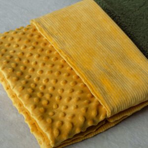 couverture plié en tissu jaune ultra doux