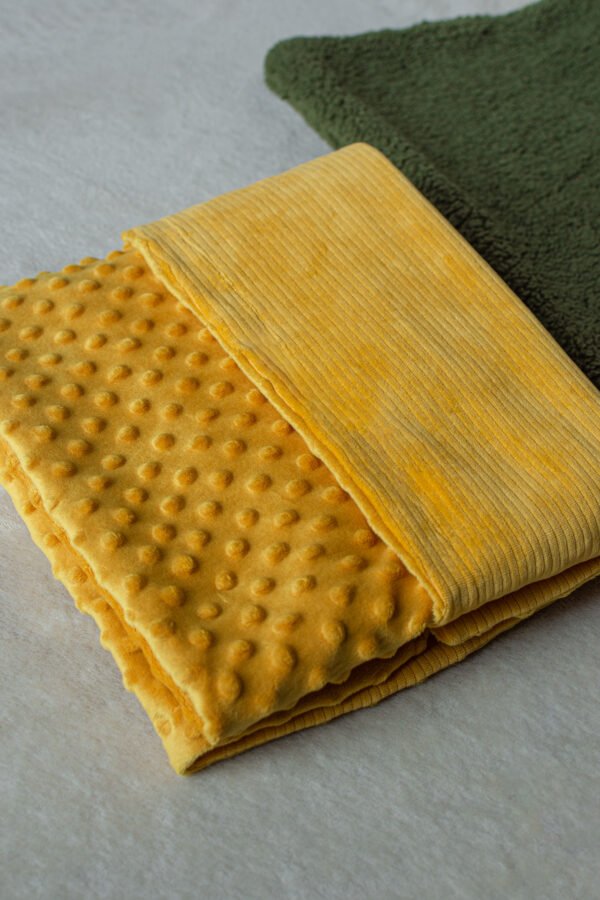 couverture plié en tissu jaune ultra doux