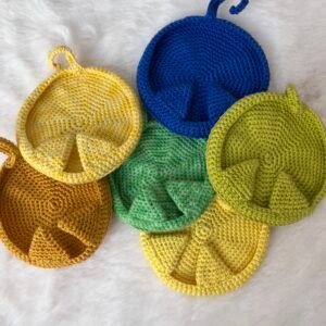 lot de différents dessous de verre jaune, vert et bleu avec des oreilles et une queue de chat