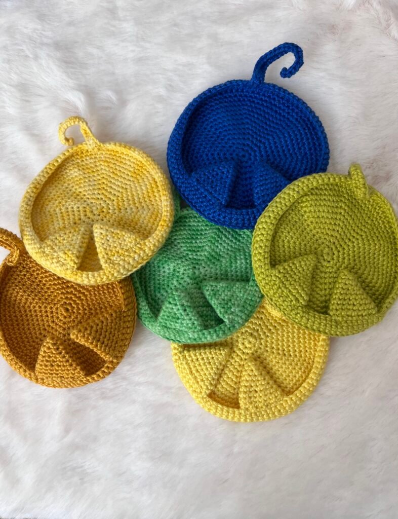 lot de dessous de verre de différentes couleurs avec oreilles et queue de chat