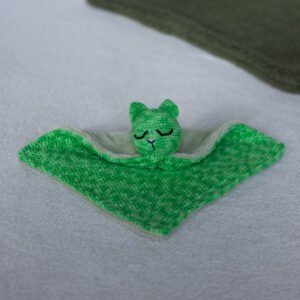 doudou chat vert en crochet et tissu tout doux