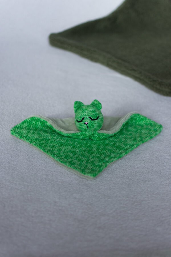 doudou chat vert en crochet et tissu tout doux