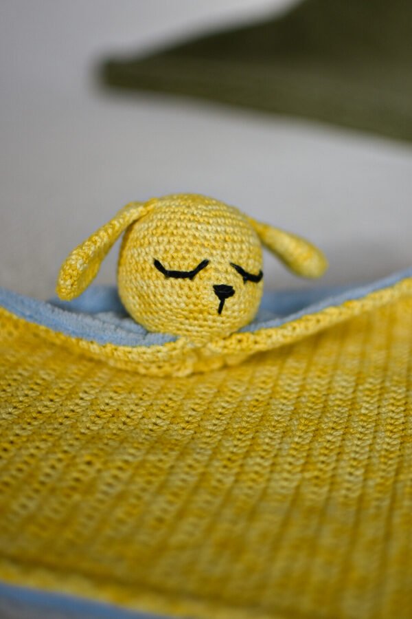 doudou chien jaune en crochet et tissu tout doux