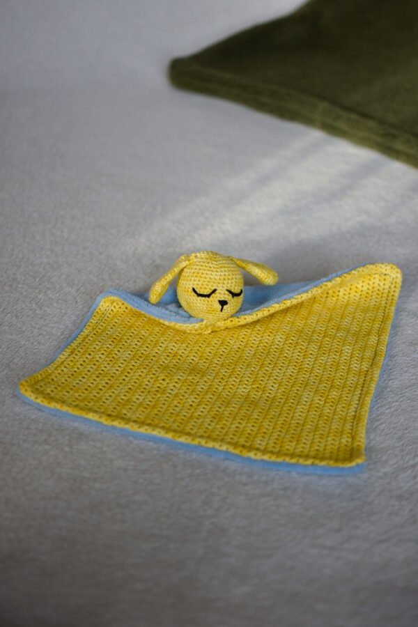 doudou chien jaune en crochet et tissu tout doux
