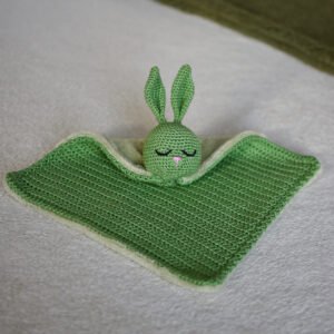 doudou lapin vert en crochet et tissu tout doux