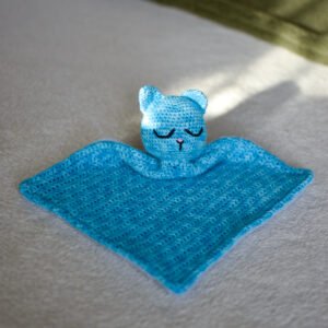 doudou chat bleu en crochet et tissu tout doux