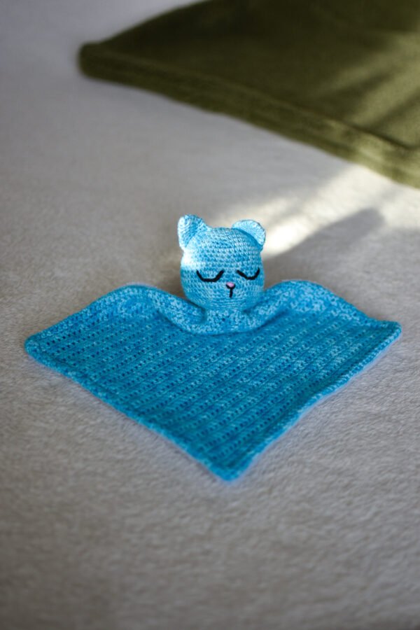 doudou chat bleu en crochet et tissu tout doux