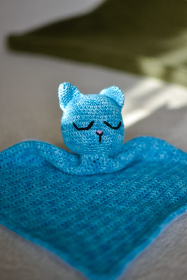 doudou chat bleu en crochet et tissu tout doux