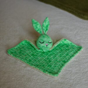 doudou chien vert en crochet et tissu tout doux