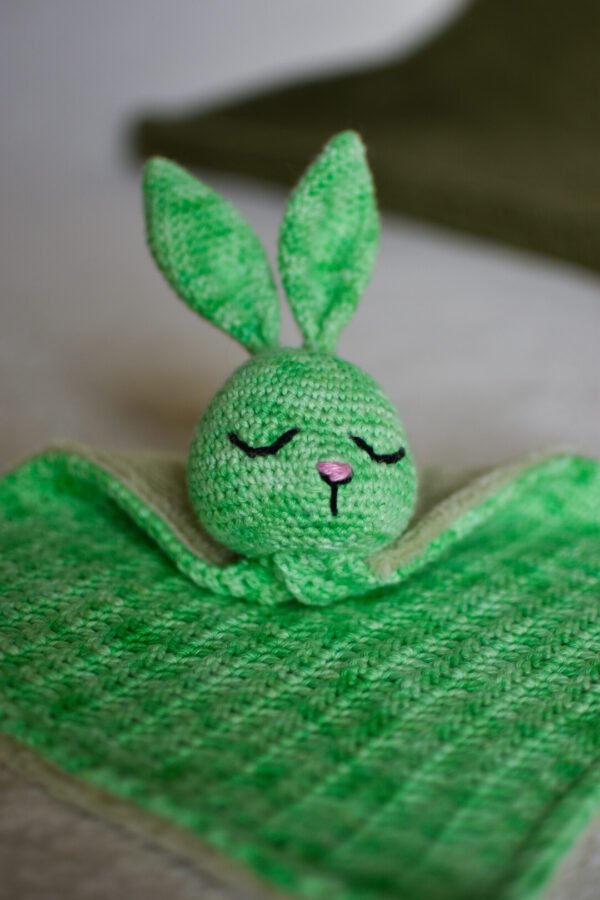 doudou chien vert en crochet et tissu tout doux
