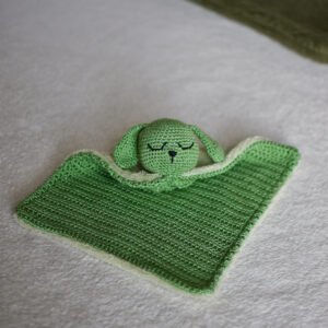doudou chien vert en crochet et tissu tout doux