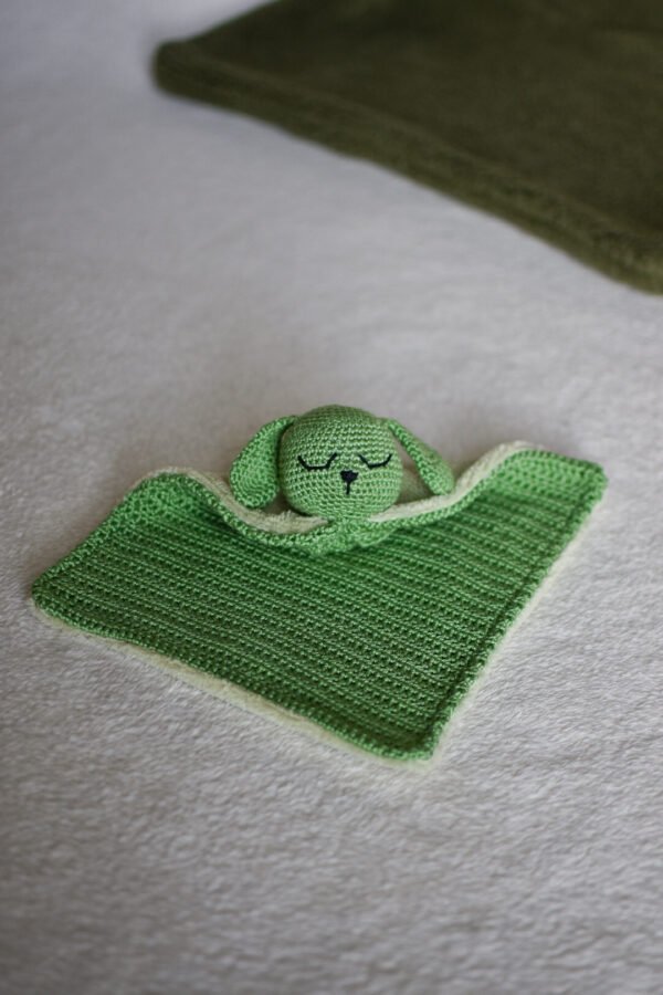 doudou chien vert en crochet et tissu tout doux