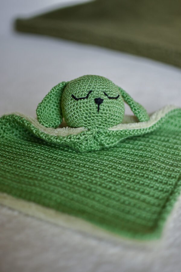 doudou chien vert en crochet et tissu tout doux