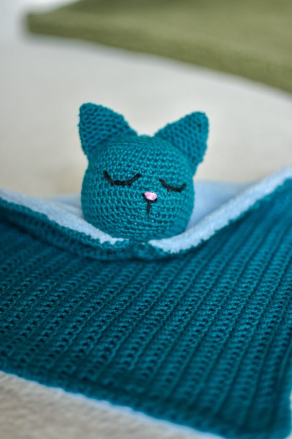 doudou chat bleu en crochet et tissu tout doux