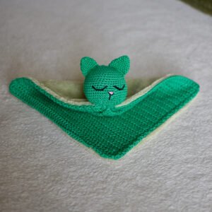 doudou chat vert en crochet et tissu tout doux