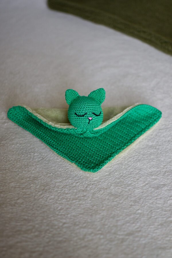 doudou chat vert en crochet et tissu tout doux