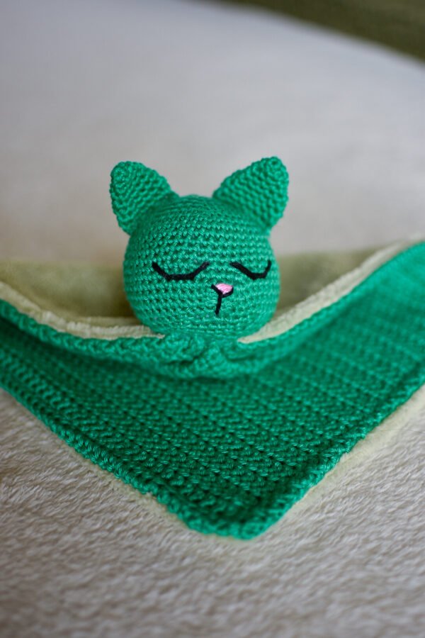 doudou chat vert en crochet et tissu tout doux