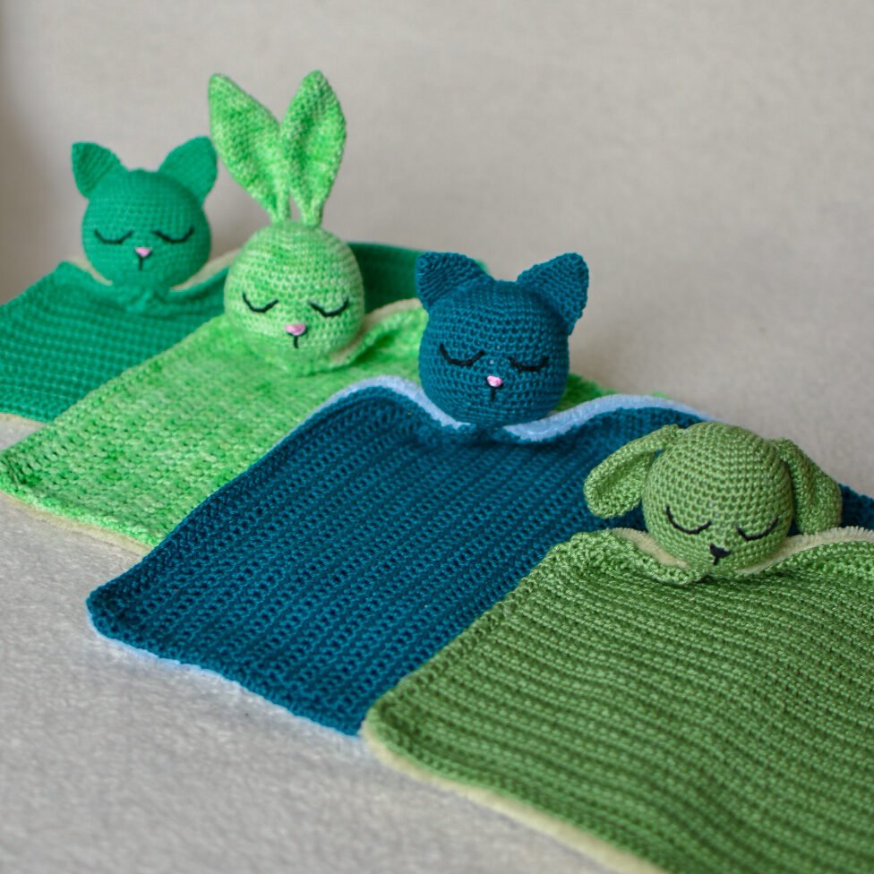 lot de doudou fait au crochet vert bleu