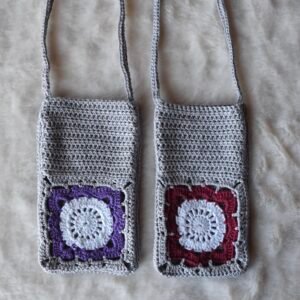 photo de deux pochettes pour smartphone en crochet