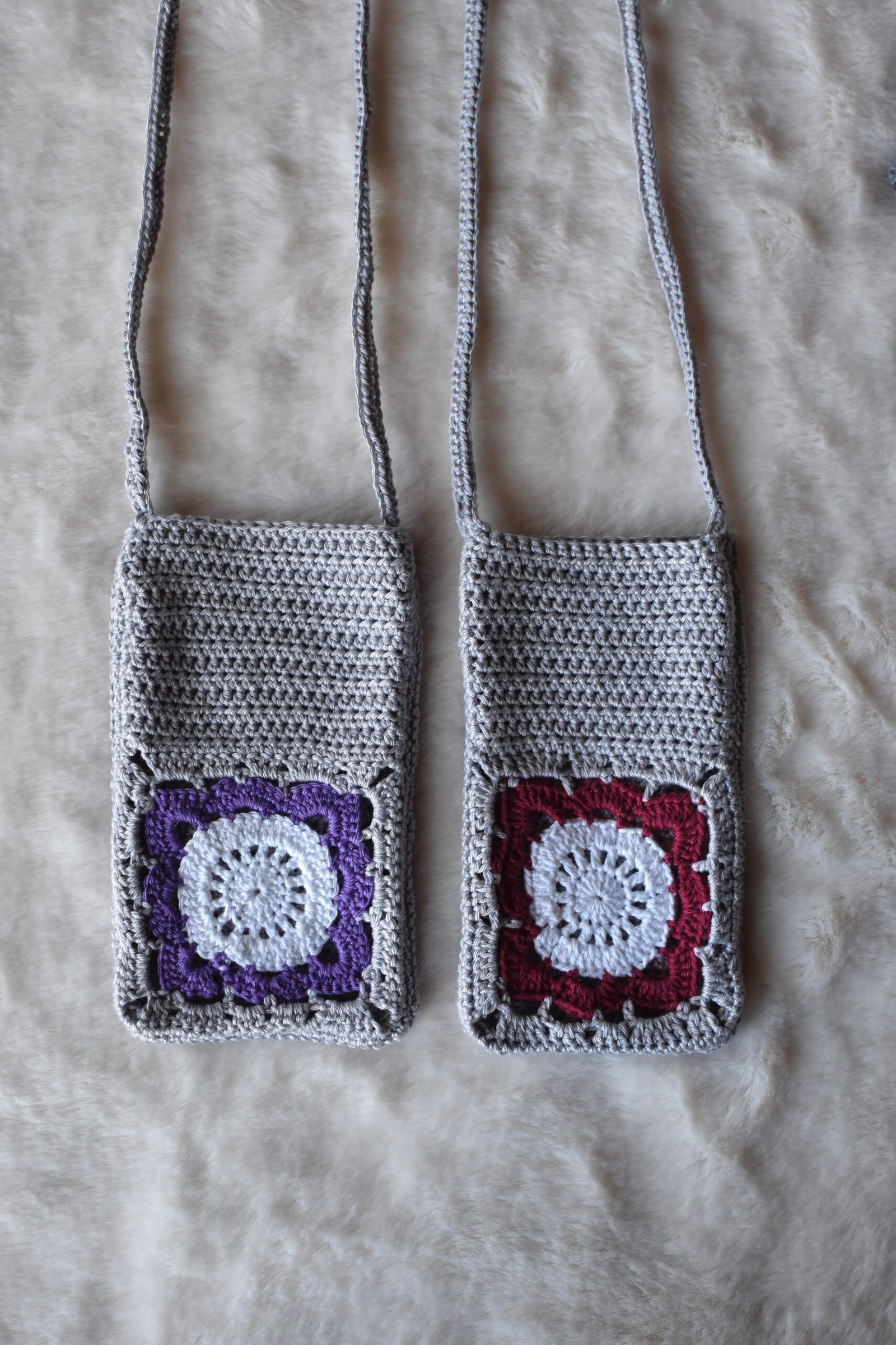 photo de deux pochettes pour smartphone en crochet